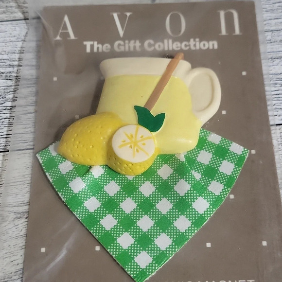 Avon Gift Collection Fun Picnic Magnet Unopened Lemonade Pitcher Gingham Table - Picture 2 of 3